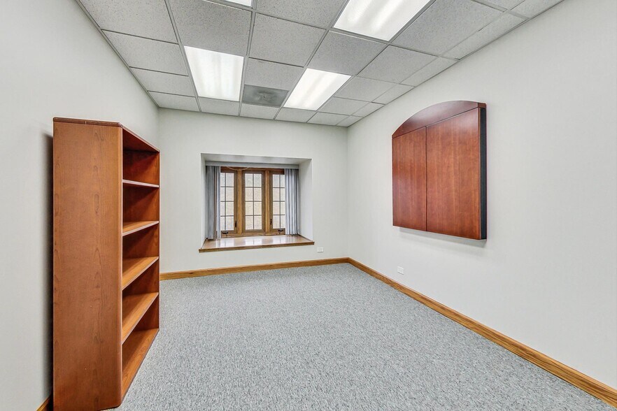 More Photos Of 28085 N Ashley Cir, Libertyville Medical For Lease