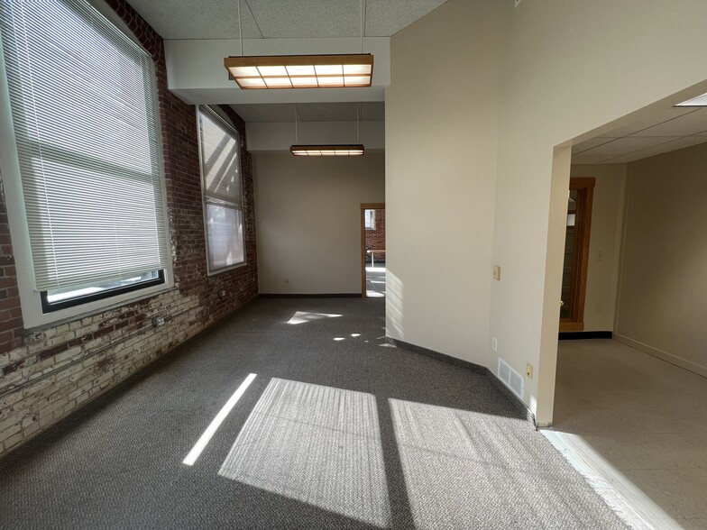 More Photos Of 320 Riverside Dr, Florence Office For Sale