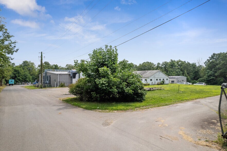 More Photos Of 555 Country Club Rd, Dallas Warehouse For Sale