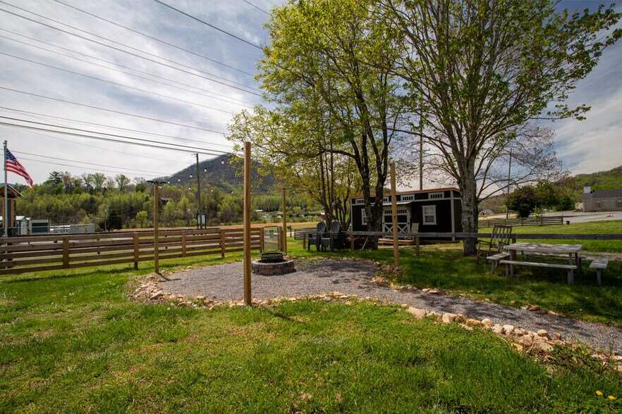 More Photos Of 3804 Wears Valley Rd, Sevierville Hotel For Sale