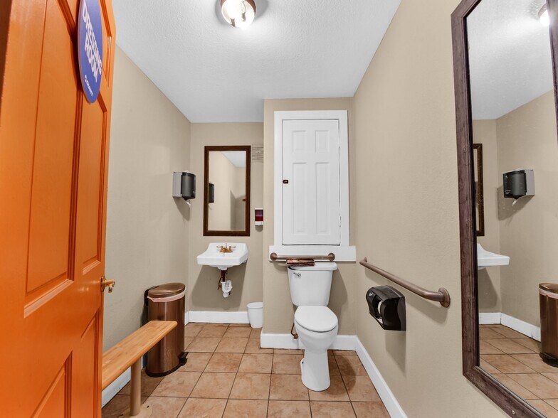 More Photos Of 118 S Main St, Weatherford Storefront Retail Office For Sale