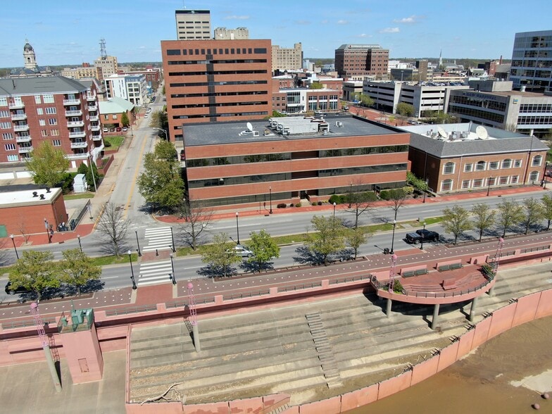 More Photos Of 25 NW Riverside Dr, Evansville Office For Lease