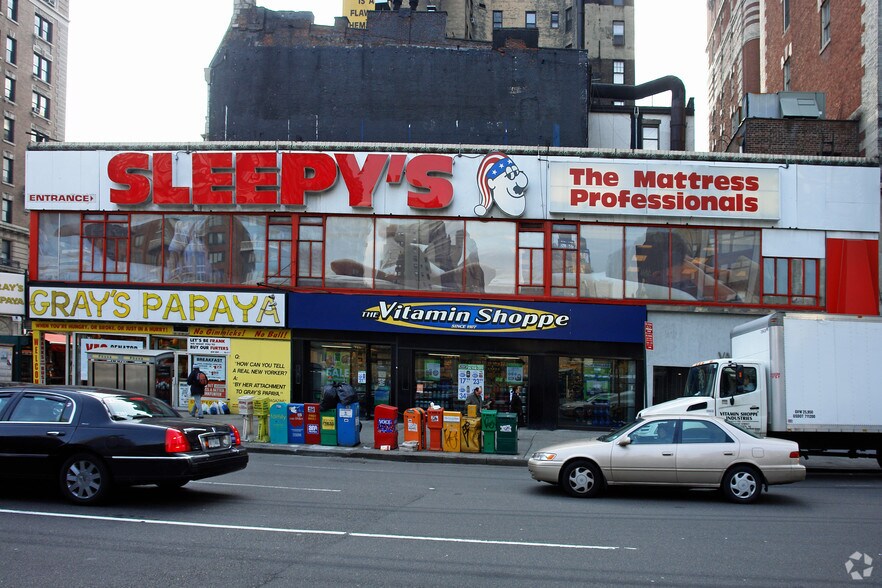 More Photos Of 176 W 72nd St, New York Storefront For Lease