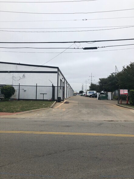 More Photos Of 3700 Dilido Rd, Dallas Service For Lease