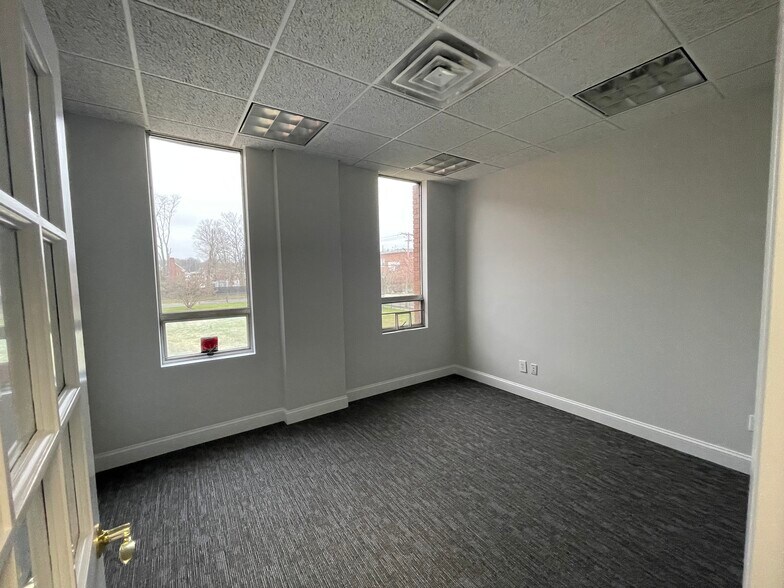 More Photos Of 80 Maple Ave, Smithtown Office For Lease
