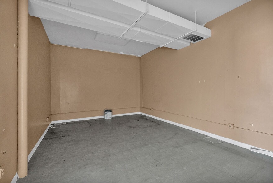 More Photos Of 16906 E Nine Mile Rd, Eastpointe Storefront For Sale