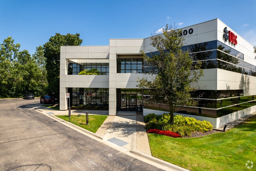 More Photos Of 32300 Northwestern Hwy, Farmington Medical For Lease