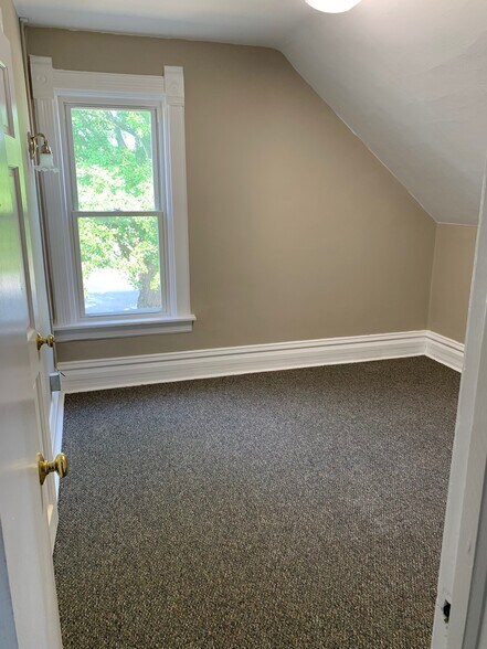 More Photos Of 622 W State St, Geneva Office For Lease