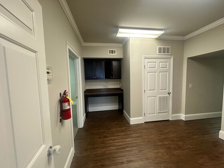 More Photos Of 327 Dahlonega St, Cumming Office For Lease