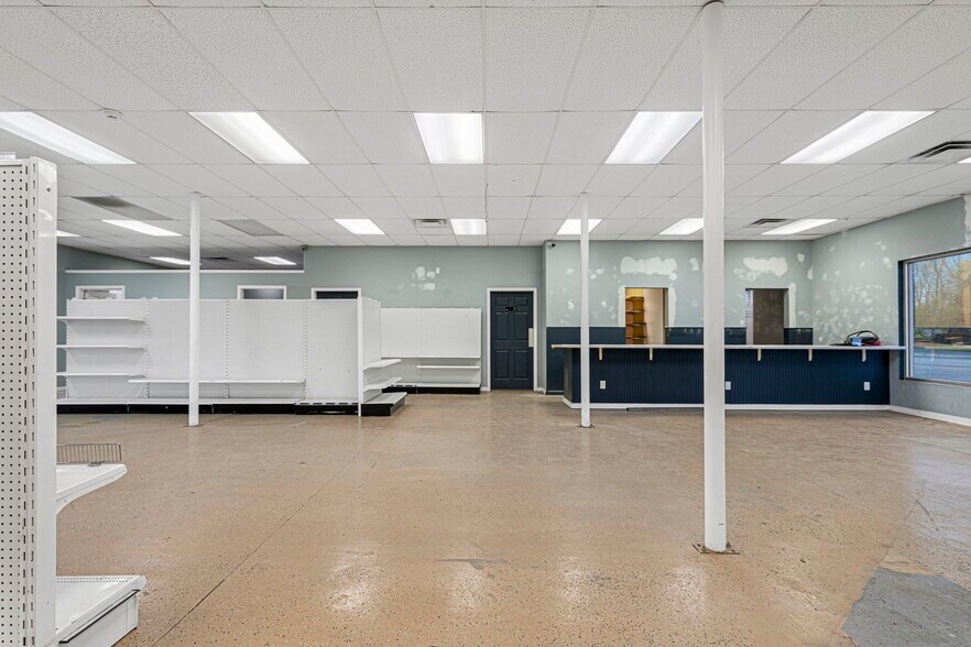 More Photos Of 5905 Veterans Memorial Hwy, Scottsville Showroom For Sale