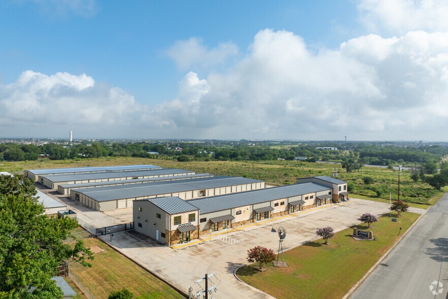 More Photos Of 190 Center St, New Braunfels Warehouse For Lease