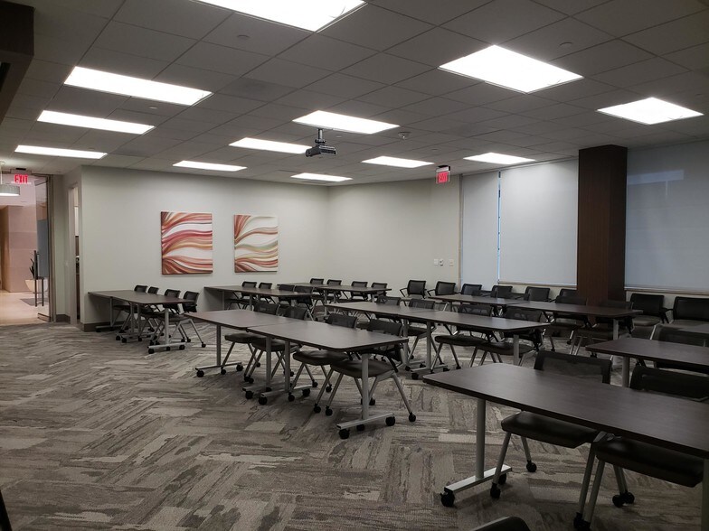 More Photos Of 16000 N Dallas Pky, Dallas Office For Lease