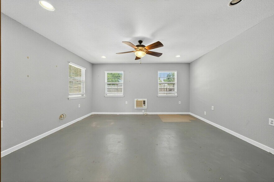 More Photos Of 916 E Blanco Rd, Boerne Office For Lease