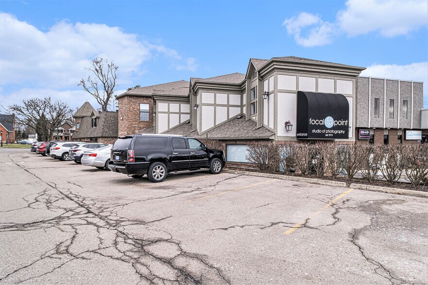 More Photos Of 33431 Grand River Ave, Farmington General Retail For Sale