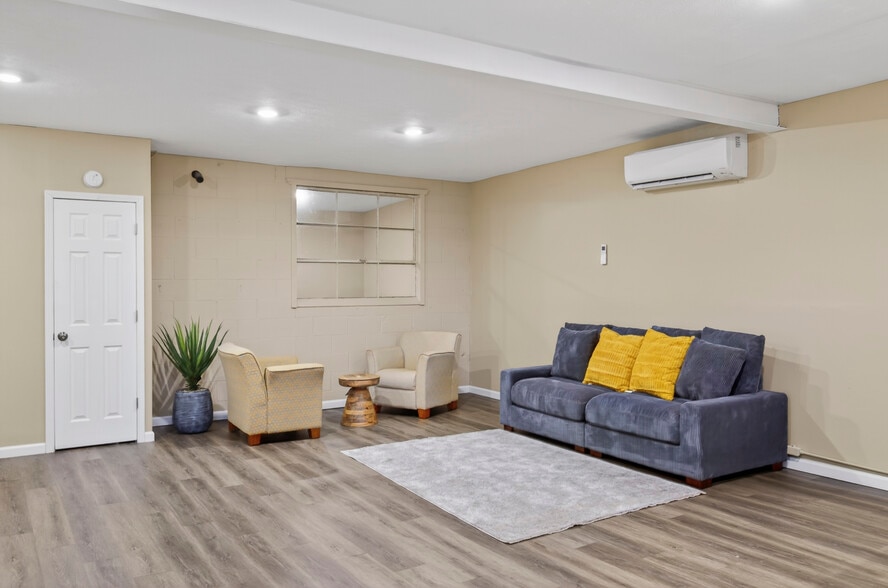 More Photos Of 8708 N 28th Ave, Omaha Service For Sale