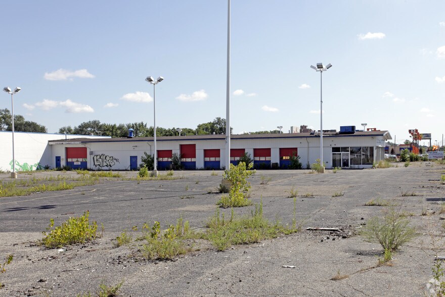 More Photos Of 10550 W 8 Mile Rd, Ferndale Warehouse For Sale