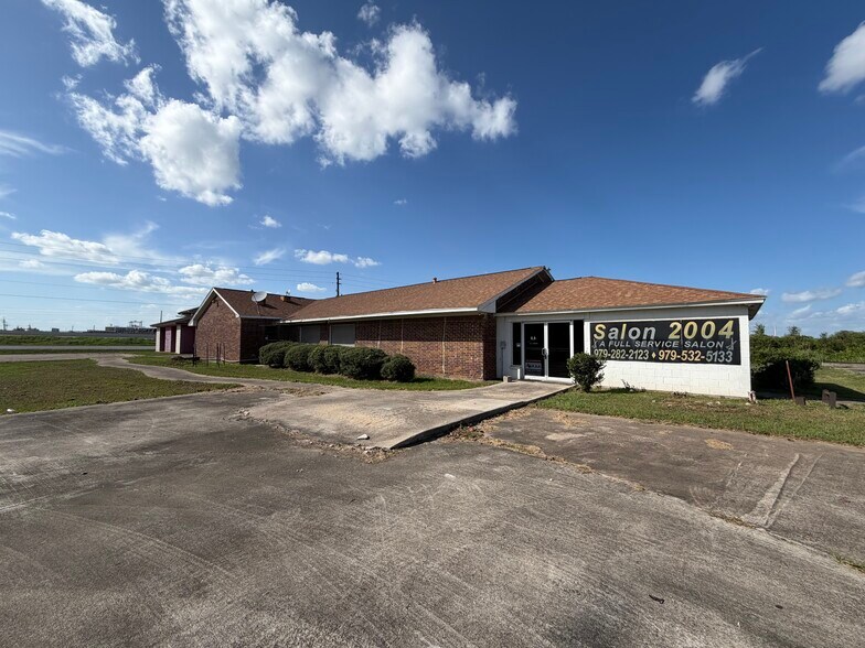 More Photos Of 111 County Road 227, East Bernard Freestanding For Lease