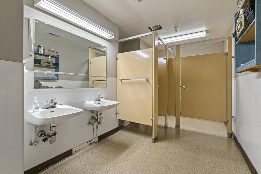 More Photos Of 110 Spring Hill Dr, Grass Valley Manufacturing For Sale