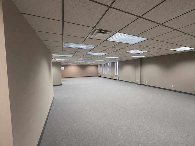 More Photos Of 660 N University Blvd, Middletown Office For Sale