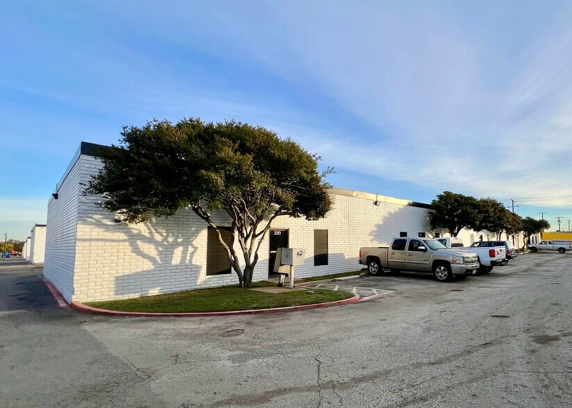 More Photos Of 209 S Kirby St, Garland Flex For Lease