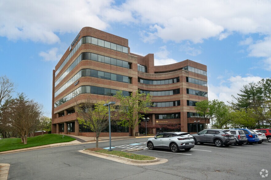 More Photos Of 3050 Chain Bridge Rd, Fairfax Office For Lease