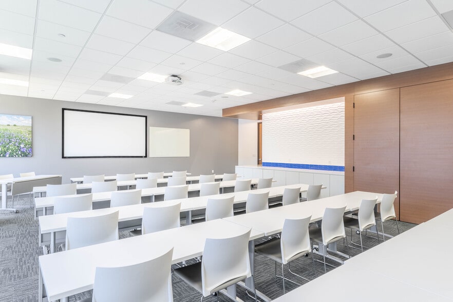 More Photos Of 5001 Lyndon B Johnson Fwy, Dallas Office For Lease