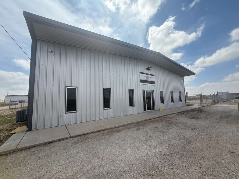 More Photos Of 2011-S Crane, Odessa Warehouse For Lease