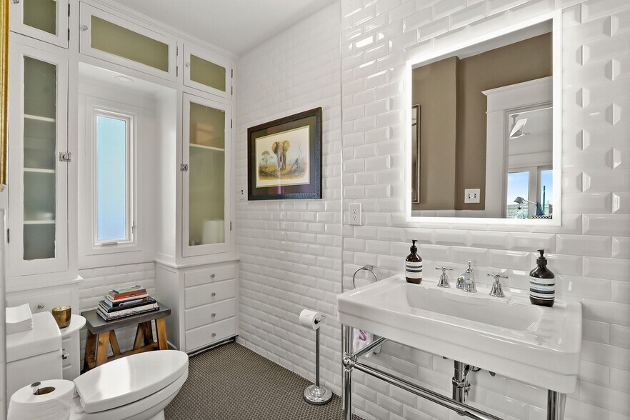 More Photos Of 1701 N Stanton St, El Paso Office For Sale