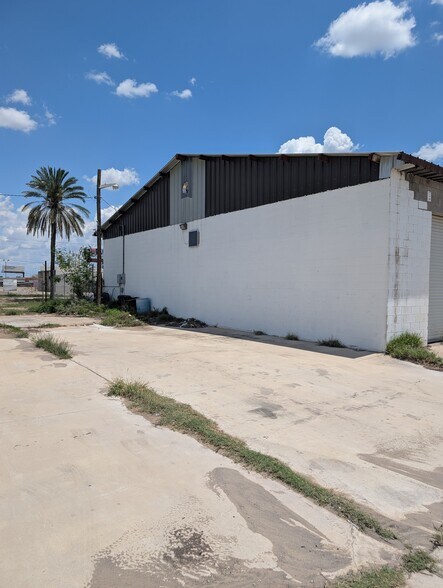 More Photos Of 101 W Alamo St, Carrizo Springs Showroom For Sale