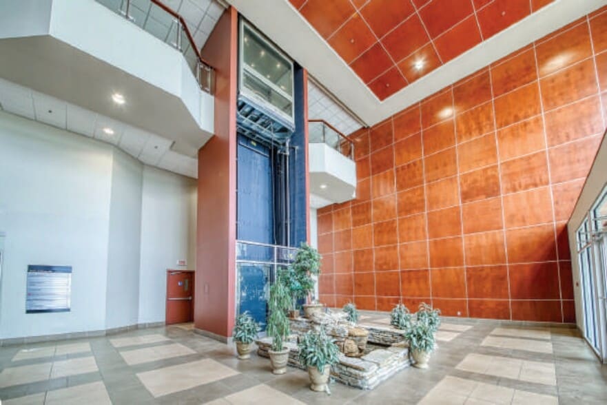 More Photos Of 4451-4479 Laval Aut W, Laval Showroom For Lease