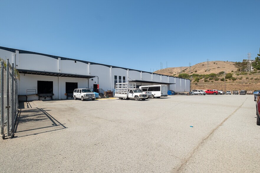 More Photos Of 430 Valley Dr, Brisbane Warehouse For Lease