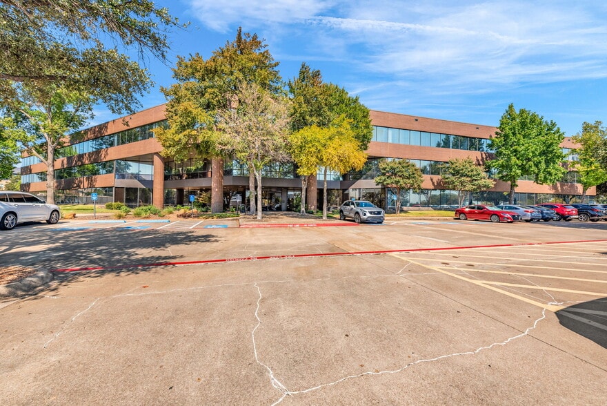 More Photos Of 524 E Lamar Blvd, Arlington Office For Sale