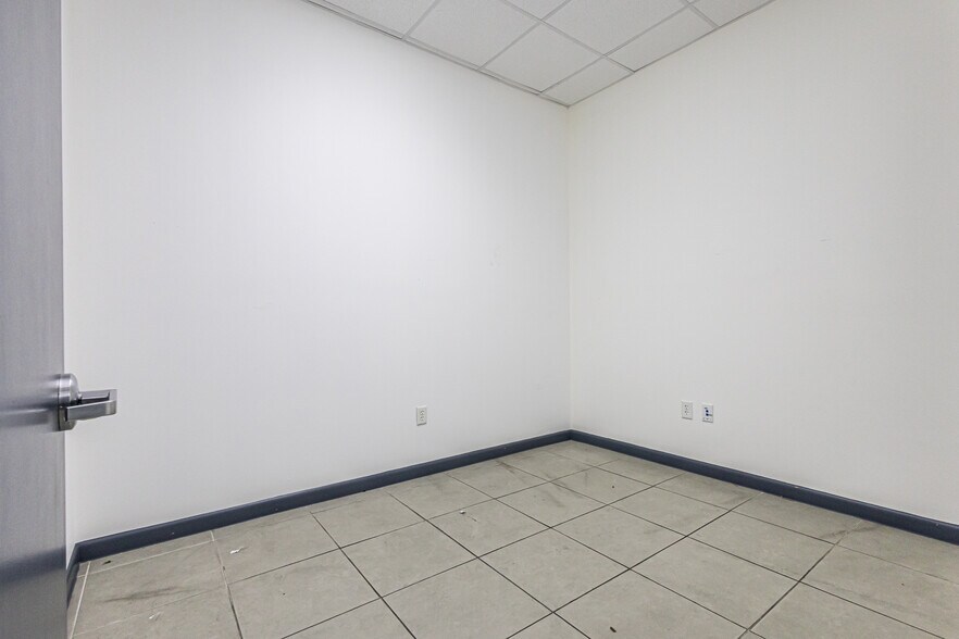 More Photos Of 13806 N Unitec Dr, Laredo Warehouse For Lease