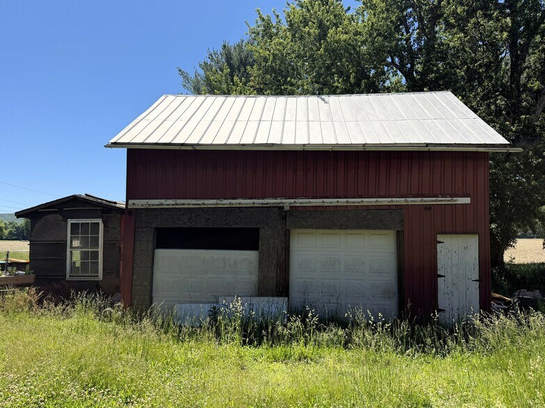 More Photos Of 122 Mill Pond Rd, Gilbert Industrial For Sale