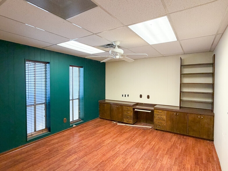 More Photos Of 3850 South Fwy, Fort Worth Flex For Sale