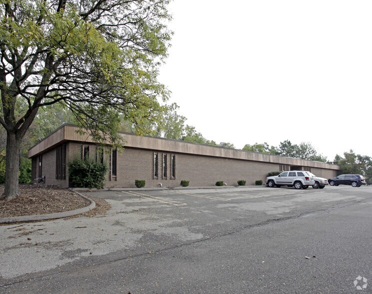 More Photos Of 10533-10535 Farmington Rd, Livonia Medical For Lease