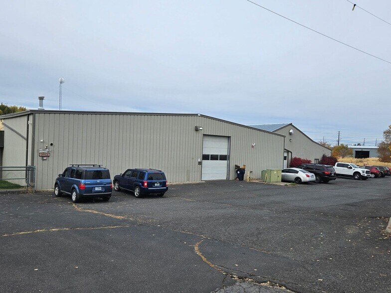 More Photos Of 1001 SW 1st St, Redmond Warehouse For Sale