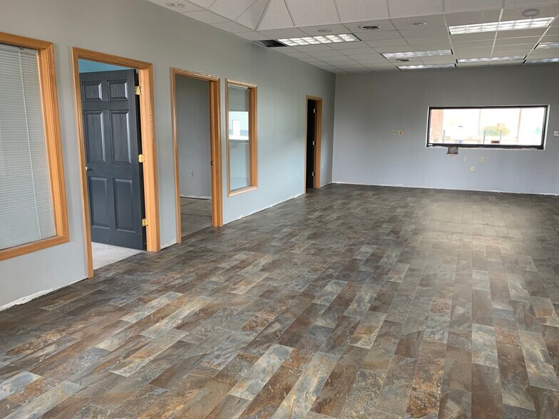More Photos Of 422 N Main St, Middlebury Showroom For Lease