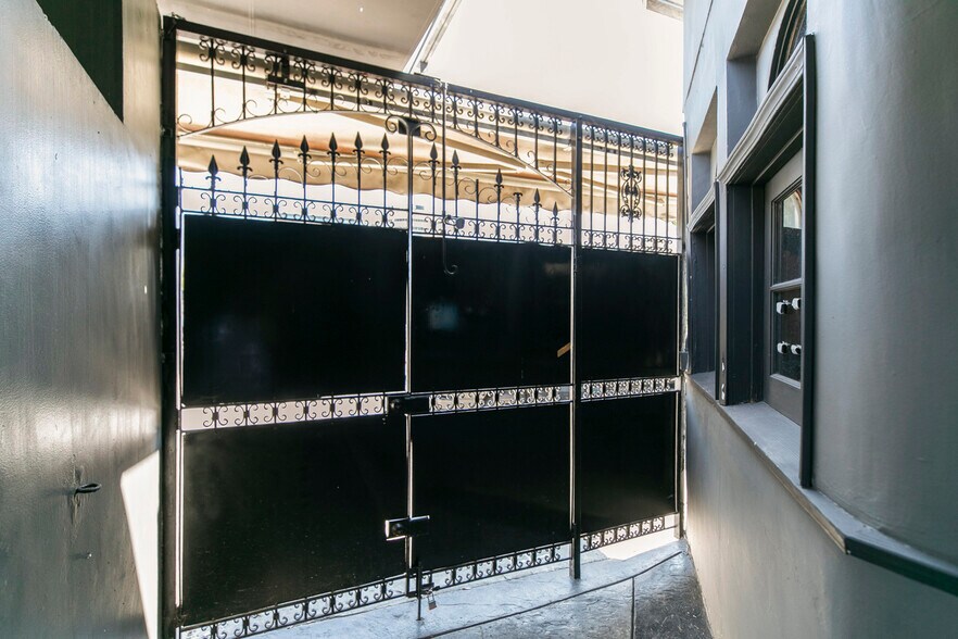 More Photos Of 6340 Yucca St, Los Angeles Restaurant For Sale