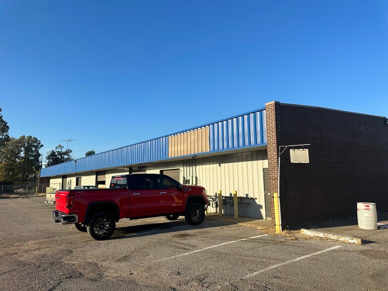 More Photos Of 3711-3721 Lamar Ave, Memphis Unknown For Lease