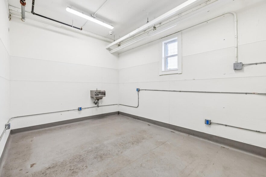 More Photos Of 2250 Jerrold Ave, San Francisco Warehouse For Sale