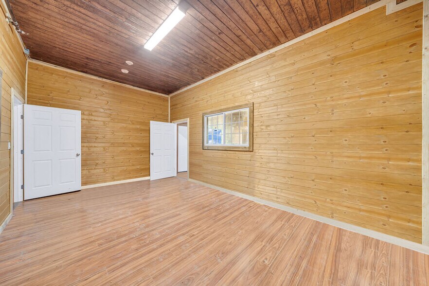 More Photos Of 3411 FM465, Seguin Warehouse For Lease