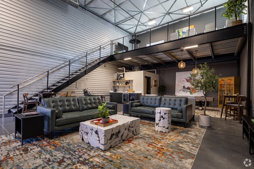 More Photos Of 5705-5725 Stables Way, Alpharetta Showroom For Lease