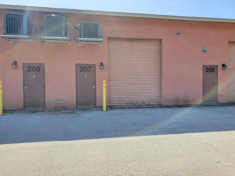 More Photos Of 10650 Metro Pky, Fort Myers Showroom For Lease