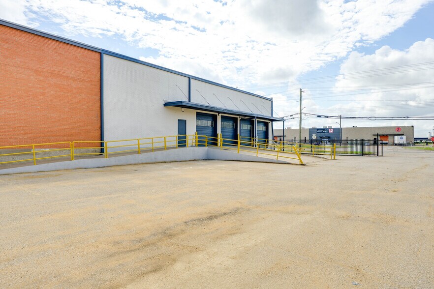 More Photos Of 909 Regal Row, Dallas Warehouse For Lease