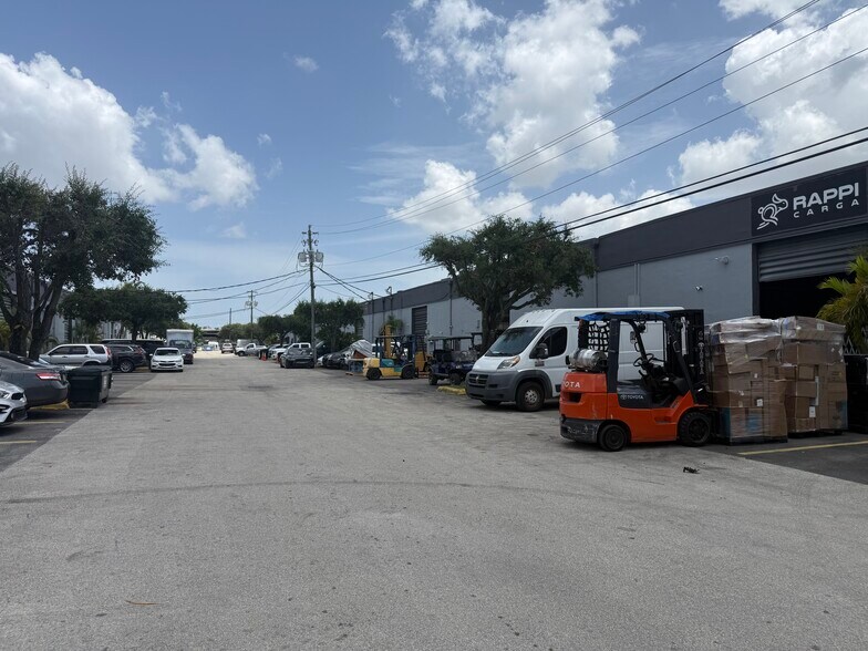 More Photos Of 5149-5199 NW 74th Ave, Miami Warehouse For Lease