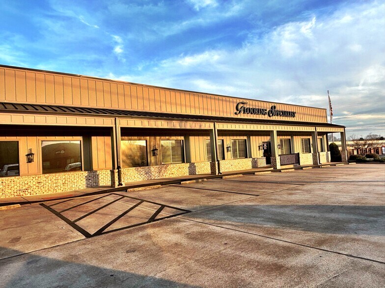 More Photos Of 101 Lochlyn Pl, Bonaire Storefront For Sale