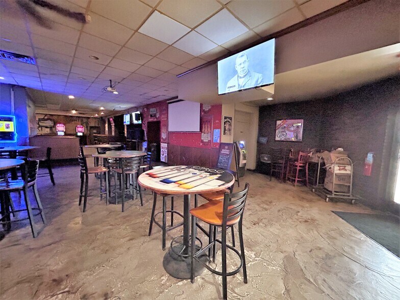 More Photos Of 1027 Sheffield Ave, Dyer Restaurant For Lease