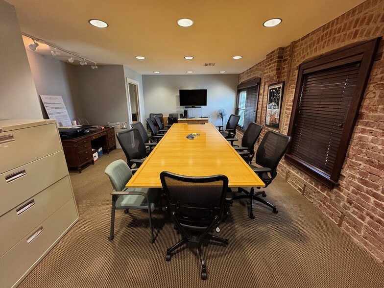More Photos Of 900 Westport Rd, Kansas City Storefront Retail Office For Lease