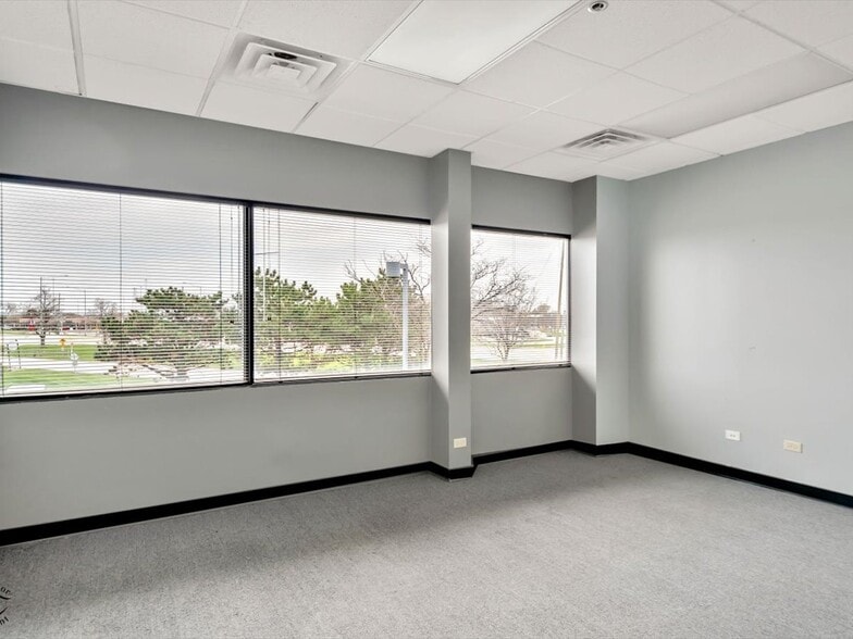 More Photos Of 1990 E Algonquin Rd, Schaumburg Medical For Lease